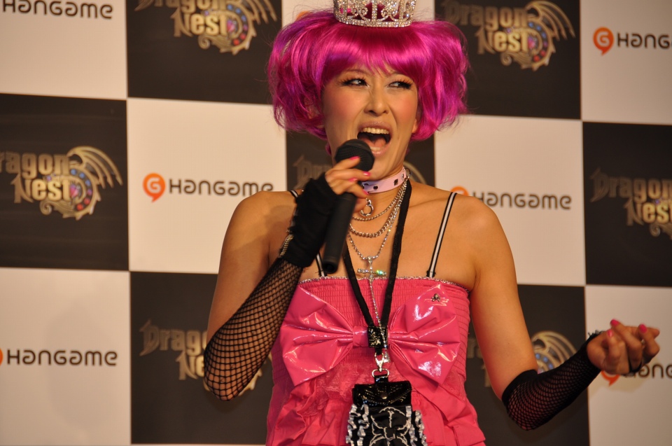 登場から高テンションの岡本さん、急きょ渋谷109で購入したというピンクの衣装がまぶしすぎ！