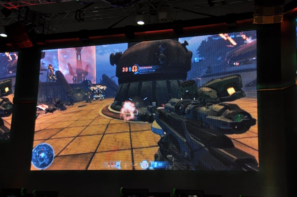 【G-STAR 2011】クールビューティーなコンパニオンたちが集合！MMOアクションシューター「FIREFALL」Red 5 Studiosブースレポートの画像