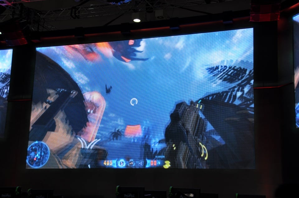 【G-STAR 2011】クールビューティーなコンパニオンたちが集合！MMOアクションシューター「FIREFALL」Red 5 Studiosブースレポートの画像