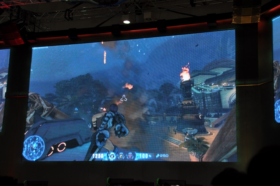 【G-STAR 2011】クールビューティーなコンパニオンたちが集合！MMOアクションシューター「FIREFALL」Red 5 Studiosブースレポートの画像