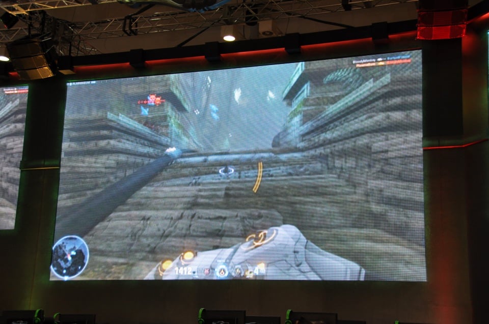 【G-STAR 2011】クールビューティーなコンパニオンたちが集合！MMOアクションシューター「FIREFALL」Red 5 Studiosブースレポートの画像