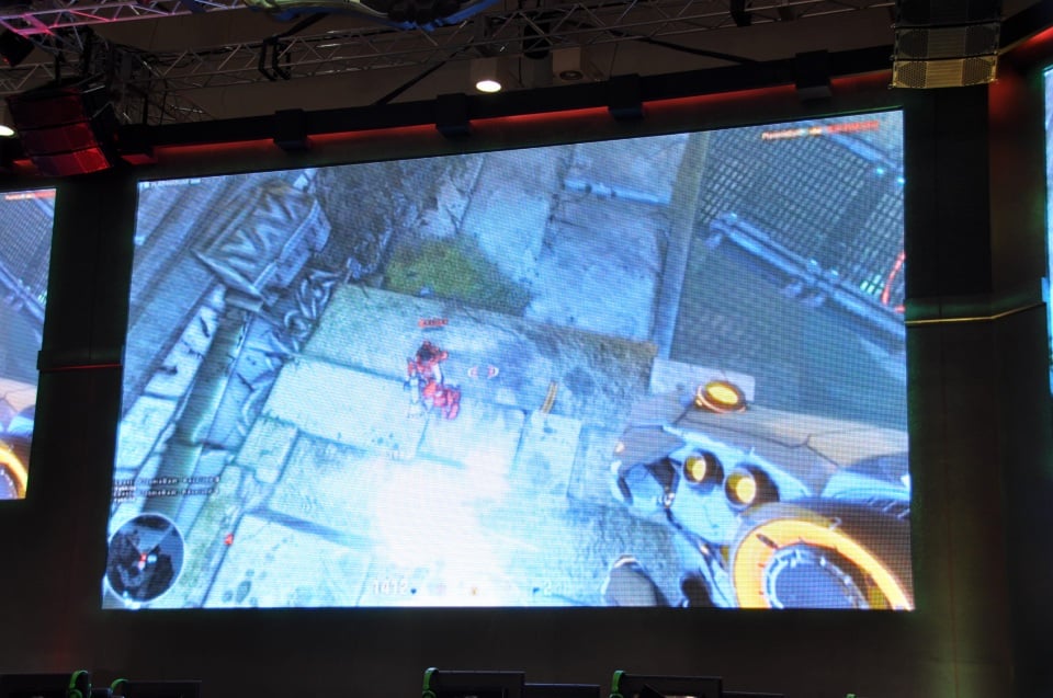 【G-STAR 2011】クールビューティーなコンパニオンたちが集合！MMOアクションシューター「FIREFALL」Red 5 Studiosブースレポートの画像