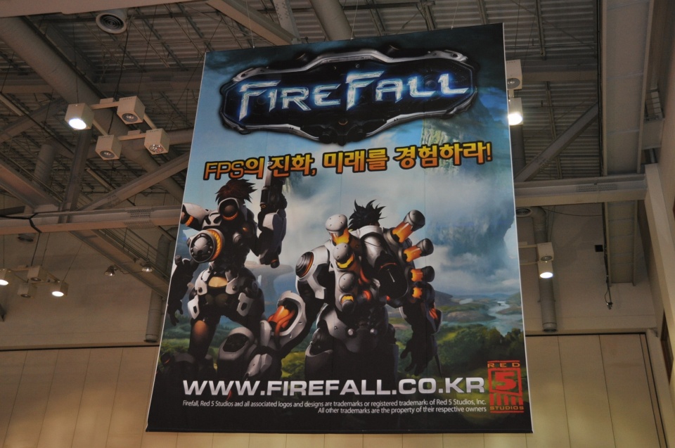 【G-STAR 2011】クールビューティーなコンパニオンたちが集合！MMOアクションシューター「FIREFALL」Red 5 Studiosブースレポートの画像