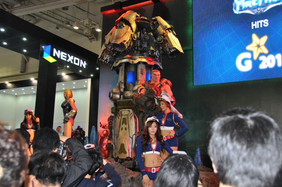 【G-STAR 2011】クールビューティーなコンパニオンたちが集合！MMOアクションシューター「FIREFALL」Red 5 Studiosブースレポートの画像