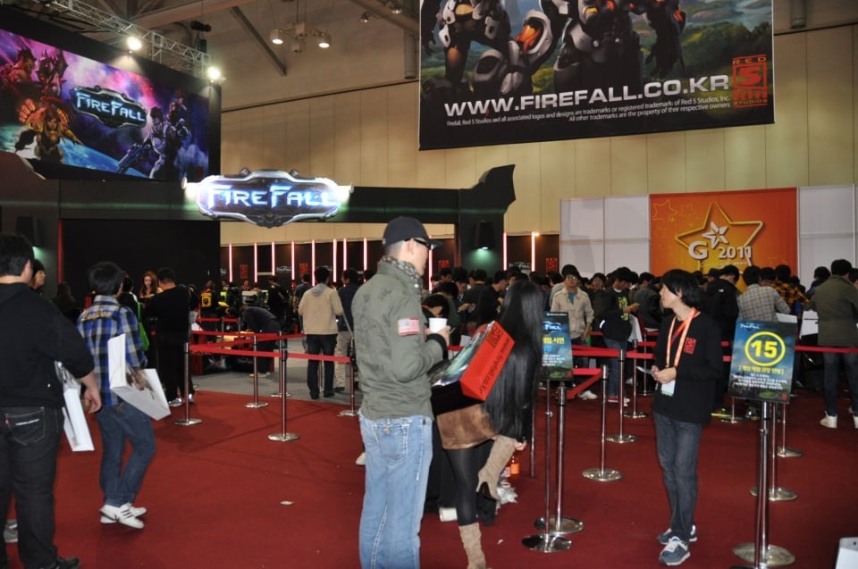 【G-STAR 2011】クールビューティーなコンパニオンたちが集合！MMOアクションシューター「FIREFALL」Red 5 Studiosブースレポートの画像