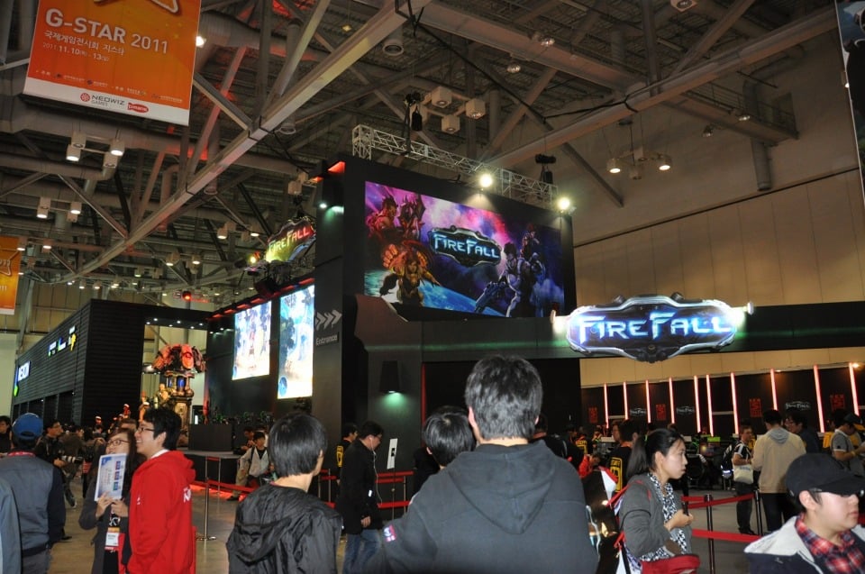 【G-STAR 2011】クールビューティーなコンパニオンたちが集合！MMOアクションシューター「FIREFALL」Red 5 Studiosブースレポートの画像