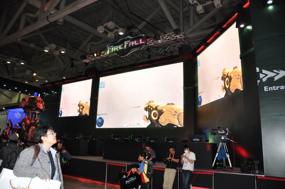 【G-STAR 2011】クールビューティーなコンパニオンたちが集合！MMOアクションシューター「FIREFALL」Red 5 Studiosブースレポートの画像