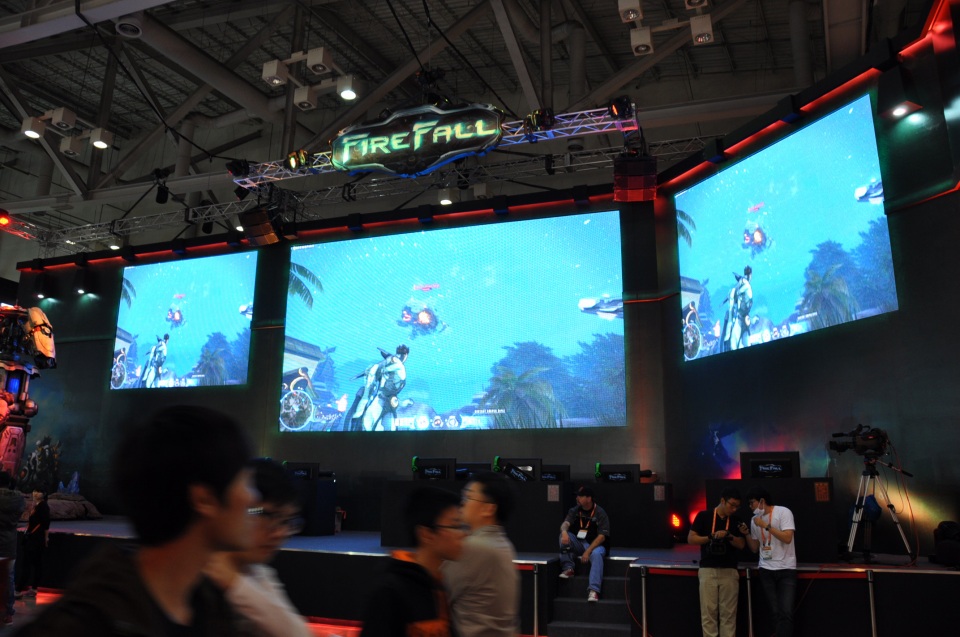 【G-STAR 2011】クールビューティーなコンパニオンたちが集合！MMOアクションシューター「FIREFALL」Red 5 Studiosブースレポートの画像