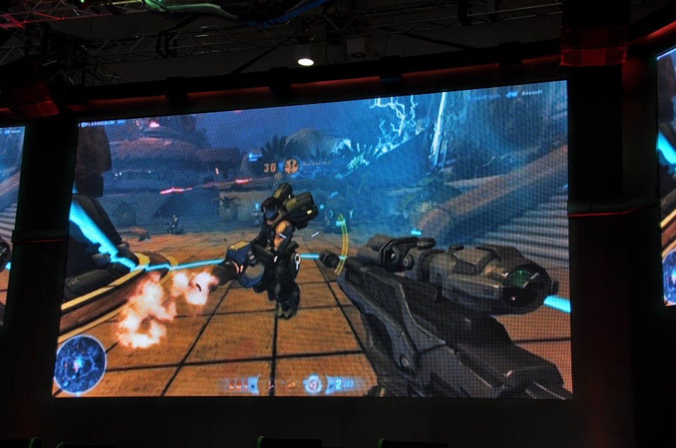 【G-STAR 2011】クールビューティーなコンパニオンたちが集合！MMOアクションシューター「FIREFALL」Red 5 Studiosブースレポートの画像