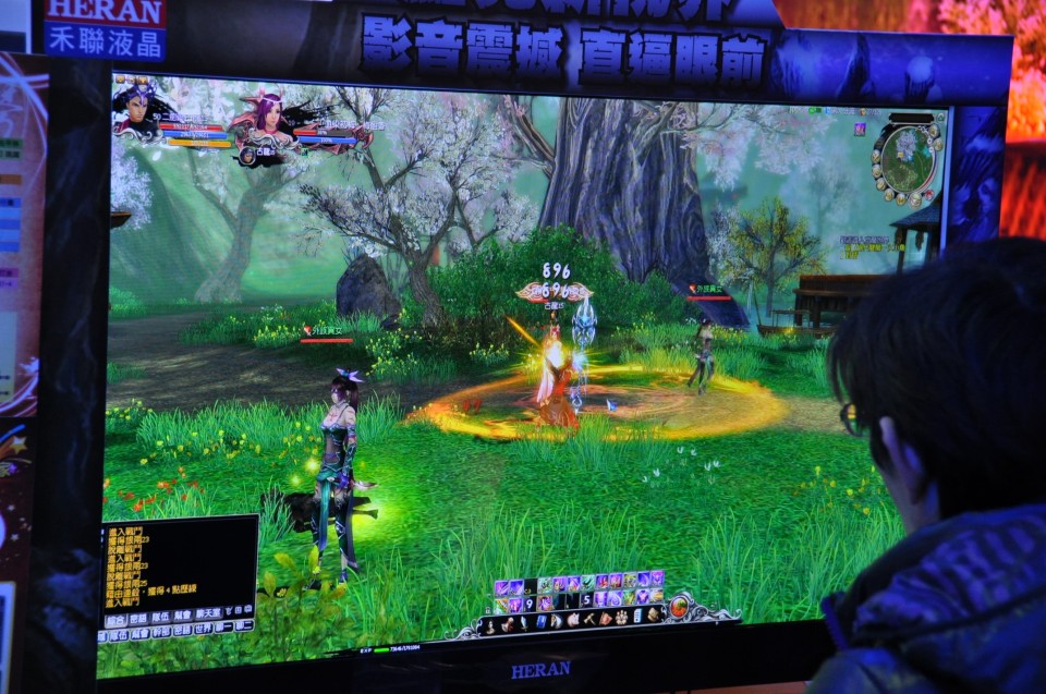 【台北国際ゲームショウ 2012】「九剣」「古龍争覇」など主流はやはり武侠型MMORPG、痛快なSF横スクロールアクション「藍星戦記」も人気！オンラインゲームブースレポートその1の画像