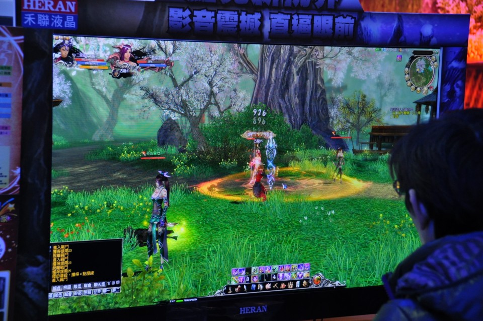 【台北国際ゲームショウ 2012】「九剣」「古龍争覇」など主流はやはり武侠型MMORPG、痛快なSF横スクロールアクション「藍星戦記」も人気！オンラインゲームブースレポートその1の画像