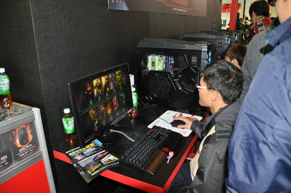 【台北国際ゲームショウ 2012】マウスやキーボードなどもしっかり試遊！ゲーミングデバイスメーカーブースはどこも混雑、その場で購入していくゲーマーもの画像