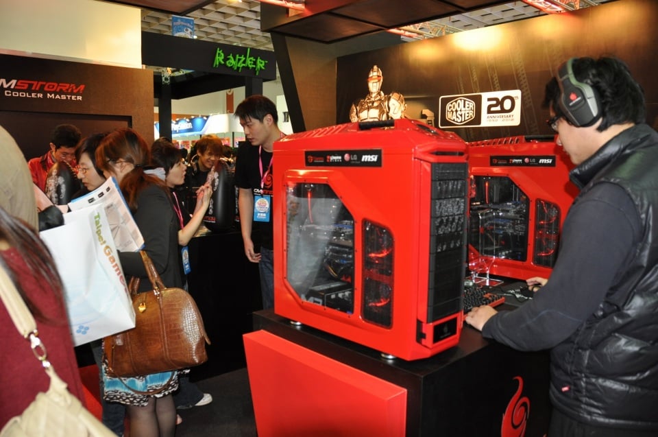 【台北国際ゲームショウ 2012】マウスやキーボードなどもしっかり試遊！ゲーミングデバイスメーカーブースはどこも混雑、その場で購入していくゲーマーもの画像