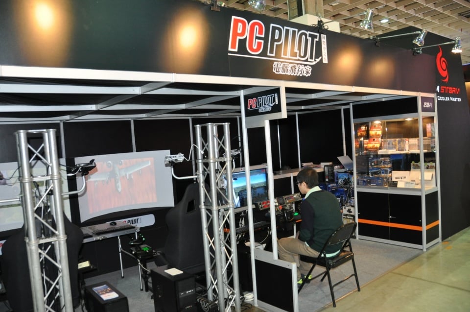 【台北国際ゲームショウ 2012】PCソフトやデバイス、デジカメからラジコンヘリ、実物大のアイツのあの刀まで売ってます！もちろん版権グッズや同人誌も！？TGSレポート番外編の画像