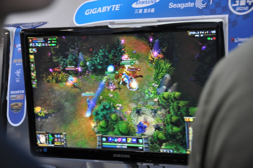  【ChinaJoy 2012】Tencent Gamesブースは中国メディアの取材でスシ詰め状態！「Blade＆Soul」「自由足球」「League of Legends」など試遊台も熱すぎる！の画像