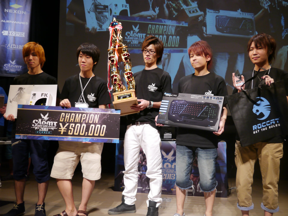 8月3日、神戸で開催された「SAOMT 2013 Summer」で優勝を飾ったiZoNe