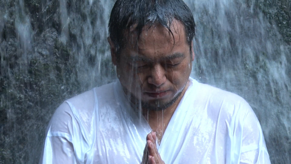 「モンスターハンター フロンティアG」運営陣が“超越秘儀”修得に挑む？「【滝行編】開発運営レポート（動画版）」が公開の画像