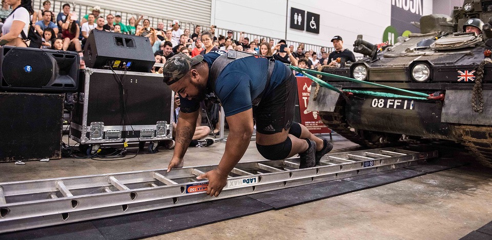 屈強な男たちのイベントでオーストラリア最強の男 Eddie Williams氏が「World of Tanks PC Tank Pull」のギネス世界記録を達成！の画像