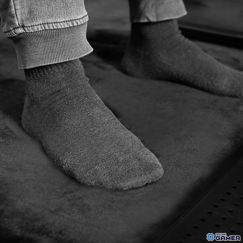 1人部屋のベッド&デスクまでカバーできる超大判ゲーミングラグ「ベッドごとふかふかラグ」がBauhutteより登場の画像