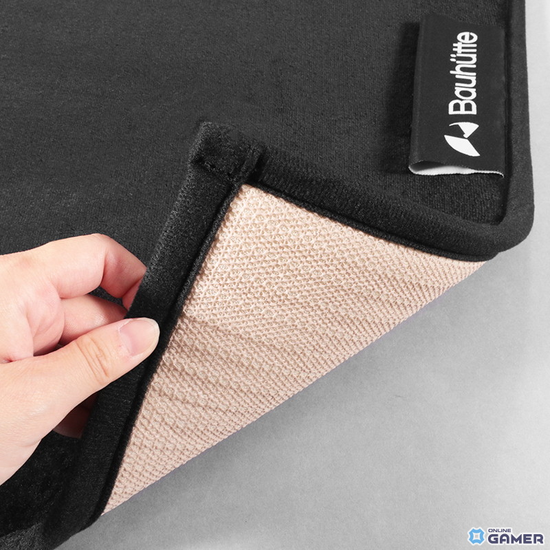 1人部屋のベッド&デスクまでカバーできる超大判ゲーミングラグ「ベッドごとふかふかラグ」がBauhutteより登場の画像