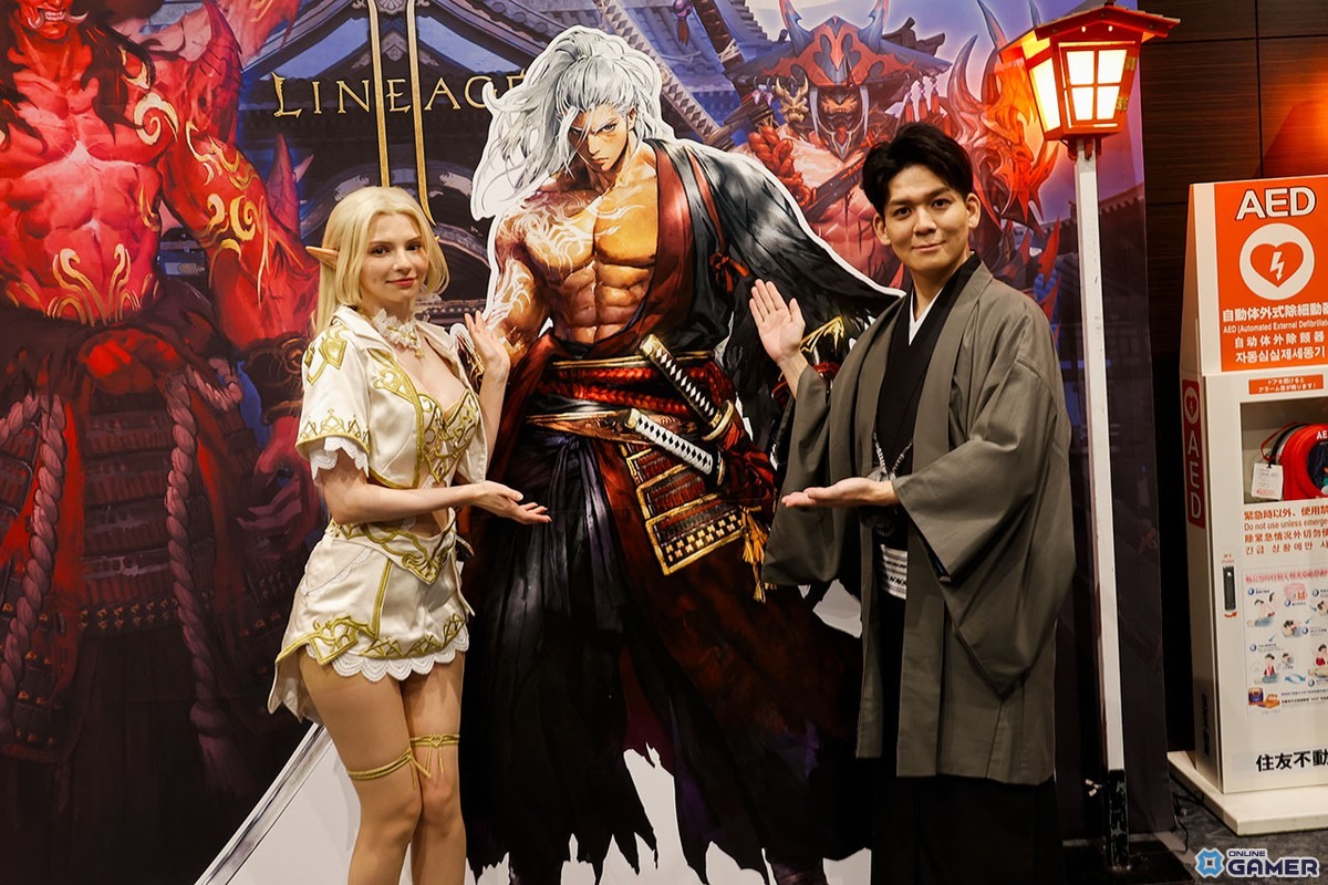 写真左がコスプレイヤーのソフィーさんで、写真右はイベント開始前にフォトスポットコーナーに訪れていたMCの吉﨑智宏氏。