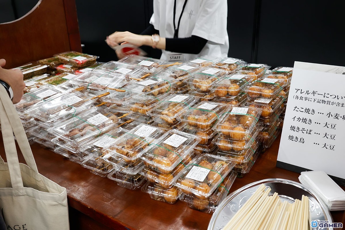 屋台もオープンし、無料で食事が提供されていた。