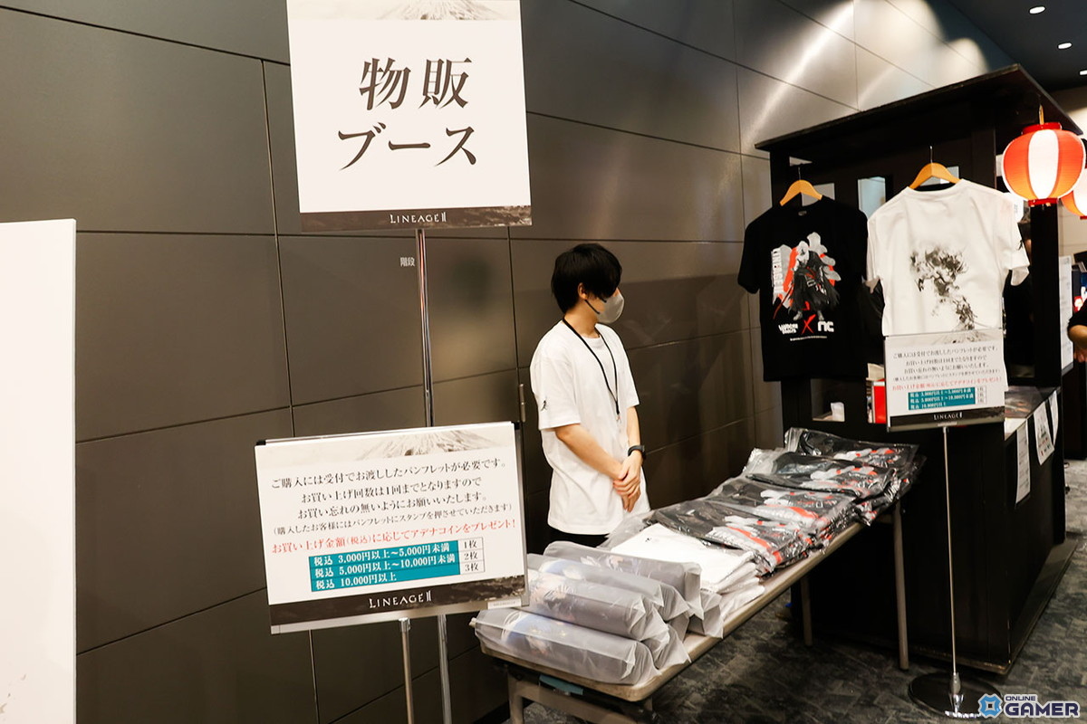 オープン後は物販ブースにも列ができていた。