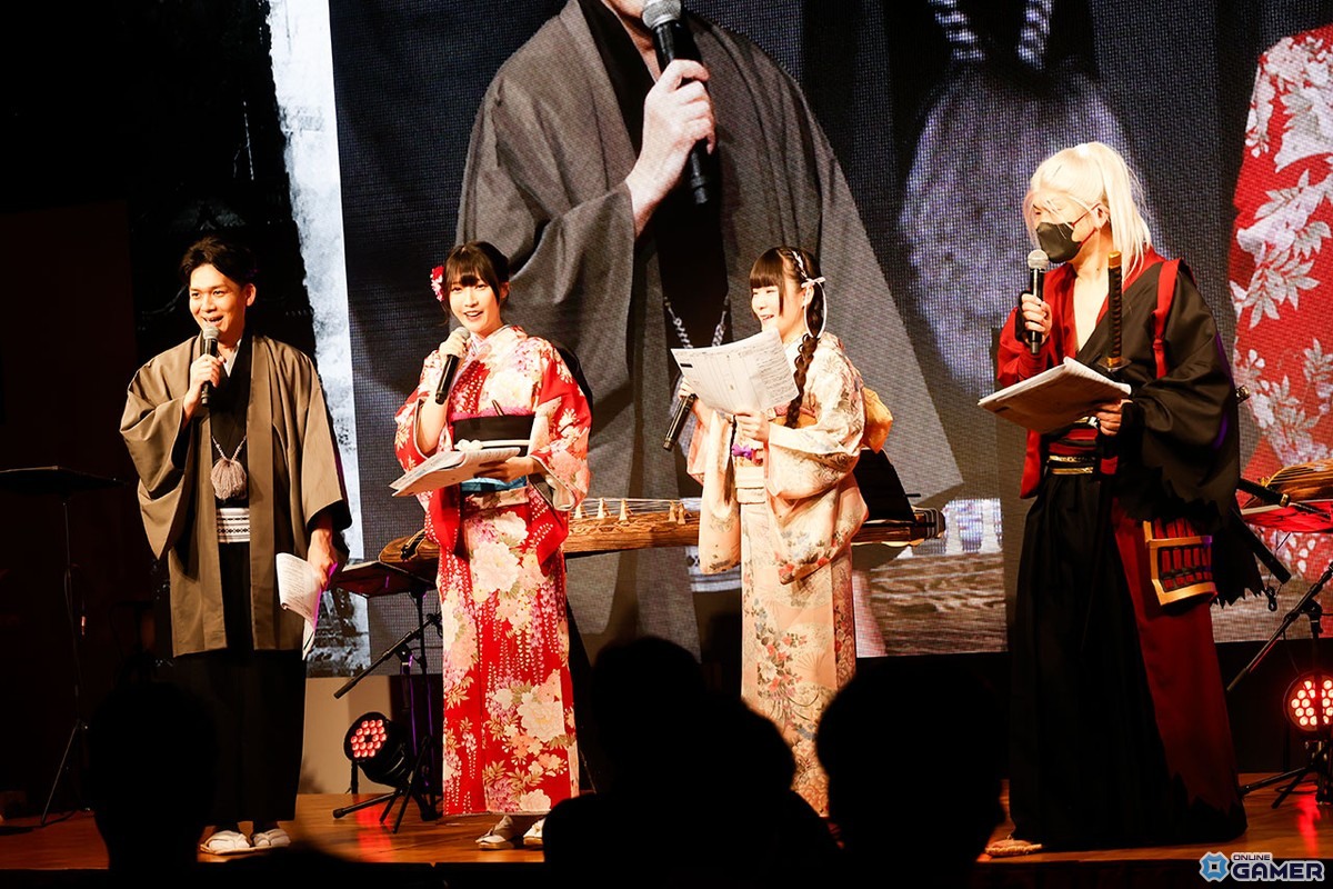 写真左から、MCの吉﨑智宏氏、声優の優木かなさんと田中音緒さん、統括プロデューサーの新井友和氏。