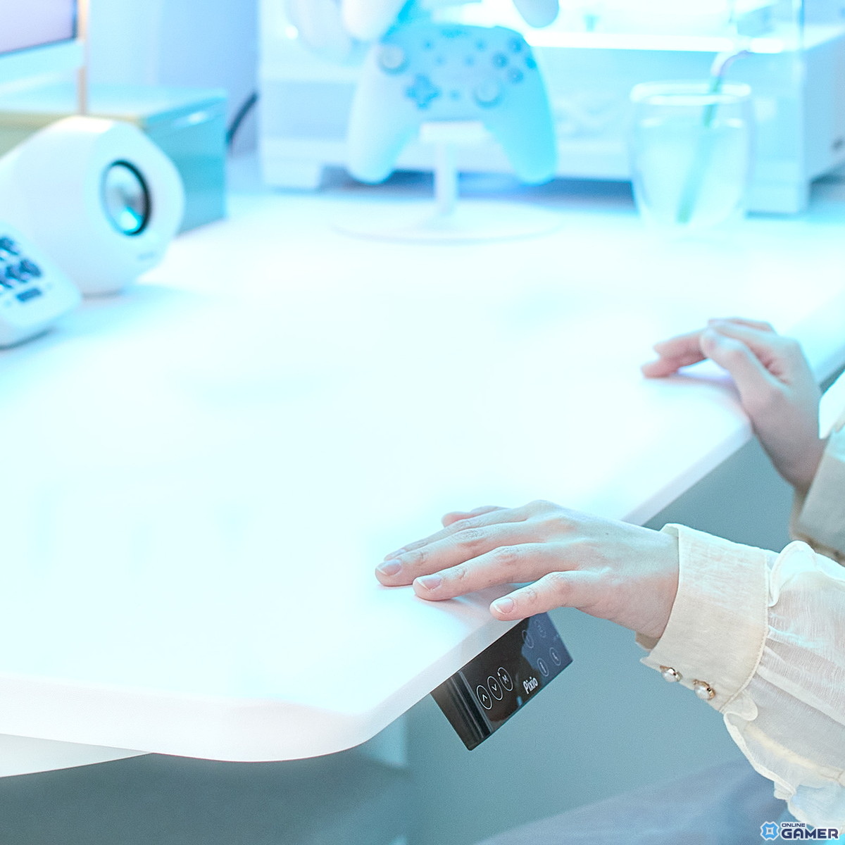 Pixio初のゲーミングデスク発売！電動昇降×オールホワイト×曲線デザインで理想のゲーム部屋を実現の画像