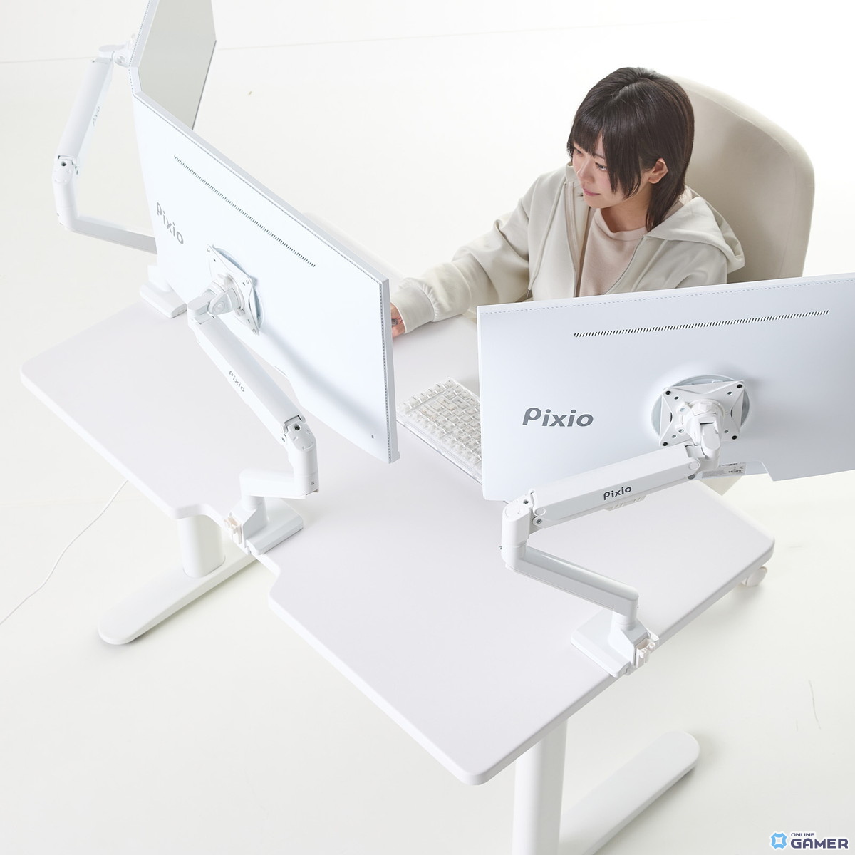 Pixio初のゲーミングデスク発売！電動昇降×オールホワイト×曲線デザインで理想のゲーム部屋を実現の画像