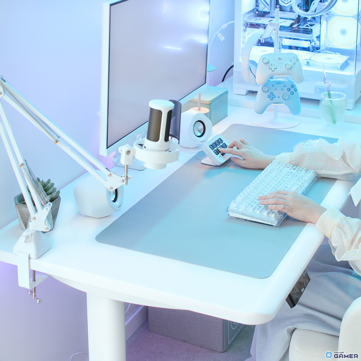 Pixio初のゲーミングデスク発売！電動昇降×オールホワイト×曲線デザインで理想のゲーム部屋を実現の画像