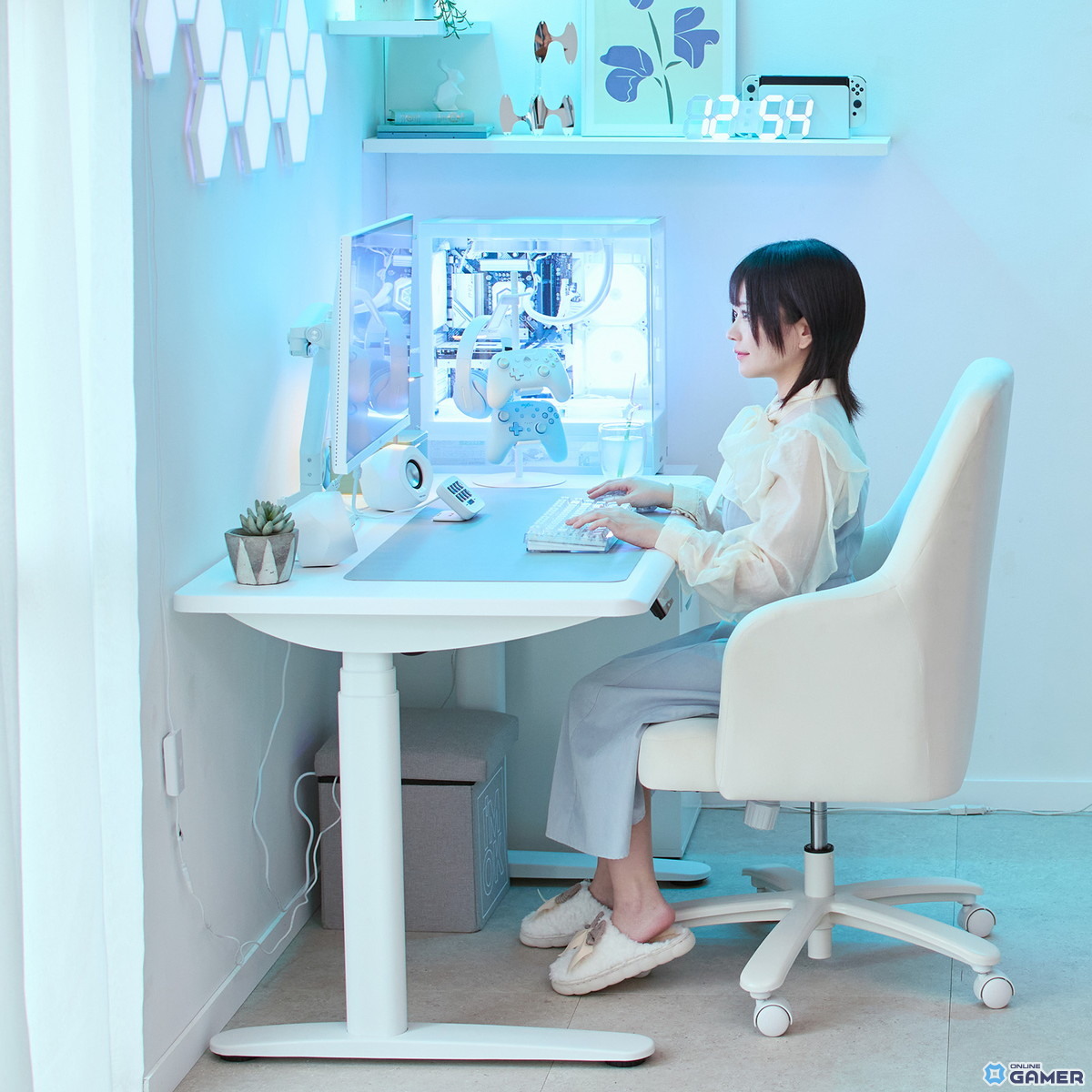 Pixio初のゲーミングデスク発売！電動昇降×オールホワイト×曲線デザインで理想のゲーム部屋を実現の画像