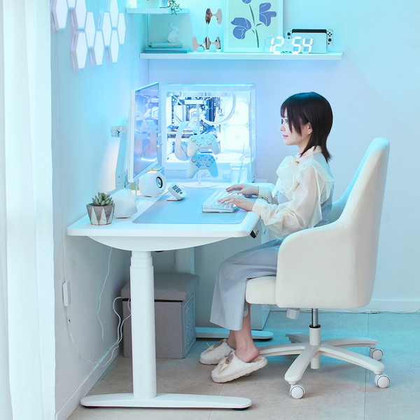 Pixio初のゲーミングデスク発売！電動昇降×オールホワイト×曲線デザインで理想のゲーム部屋を実現の画像