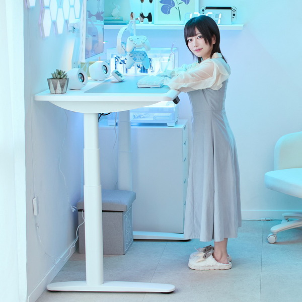 Pixio初のゲーミングデスク発売！電動昇降×オールホワイト×曲線デザインで理想のゲーム部屋を実現の画像