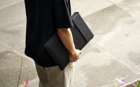 Razer、ワイヤレス充電機能付きノートPCスリーブを発表！MagSafe対応の充電ゾーンを搭載