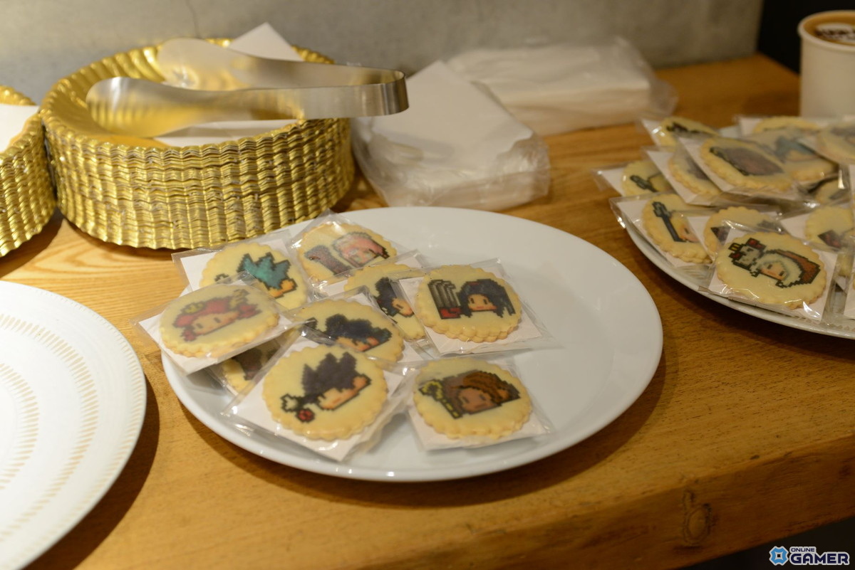 2種類のオリジナルラテアートドリンクと「おかわり」交換券、そしてカップケーキなど、目移りするほど豊富なメニューをご用意。
