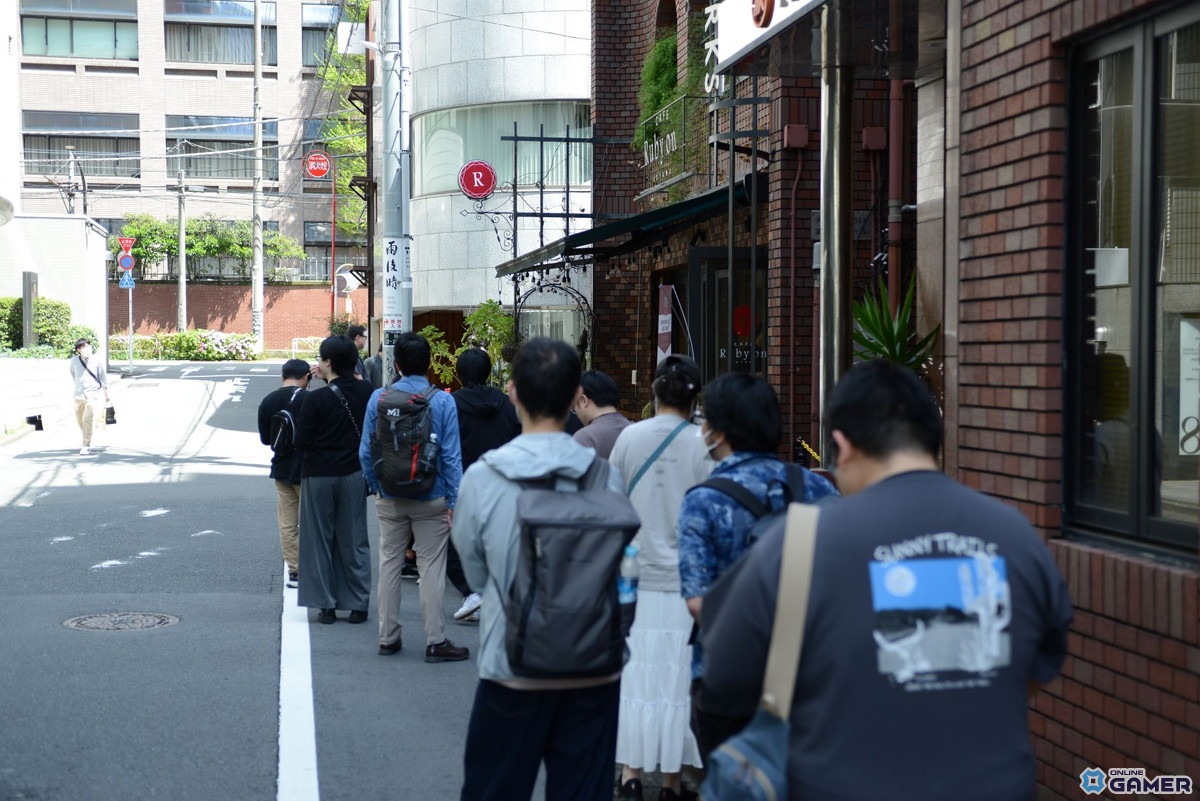 開場時間が迫り、続々と集まった冒険家の皆様による待機列。