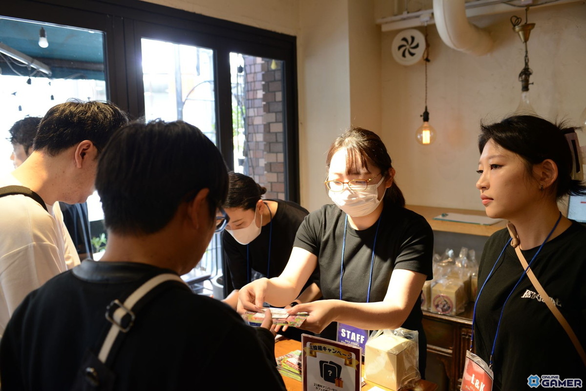 待望の入場開始！次々と会場内へ足を踏み入れる冒険家たち。