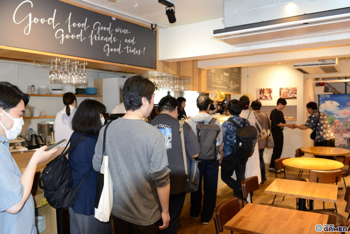 ドリンクやスイーツを待つ間、カフェの落ち着いた雰囲気の中でゆったりとくつろぐ冒険家たち。
